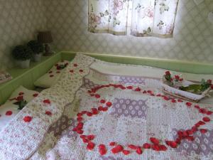 Postel nebo postele na pokoji v ubytování Pipowagen Minicamping De Linde