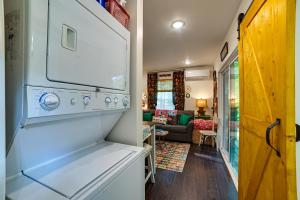 uma cozinha com um frigorífico branco e uma sala de estar em Tennessee Escape with Hot Tub and Fire Pit! em Dover