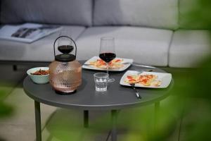uma mesa com dois pratos de comida e um copo de vinho em Design Studio Bergisel em Bregenz