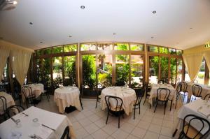 Restoran või mõni muu söögikoht majutusasutuses Hotel Antonella