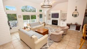 Μια τηλεόραση ή/και κέντρο ψυχαγωγίας στο Oceanside, Private Pool, Pet Friendly, FS2, Villa Four Seasons