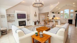 Χώρος καθιστικού στο Oceanside, Private Pool, Pet Friendly, FS2, Villa Four Seasons