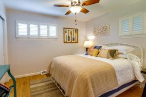 - une chambre avec un lit et un ventilateur de plafond dans l'établissement Luxurious Morgantown Retreat with Stunning Views!, à Morgantown