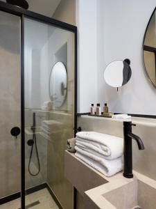 Et badeværelse på Icos village house + 31 billeder