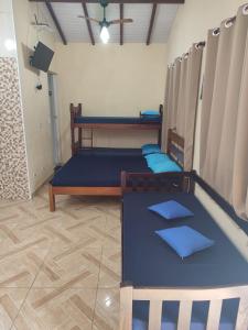 Habitación con 2 literas en una habitación en Chalé Canto do Galo, en Ilhabela