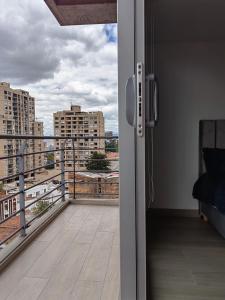 Habitación con balcón con vistas a la ciudad. en Apartamento Chic en el corazón de Bogotá, en Bogotá