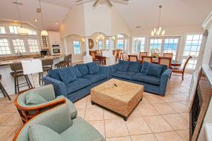 Posezení v ubytování KD2, Grande Luxxe- Oceanfront, 11 BRs, Pool, Theater Rm, Elev, Game Rm