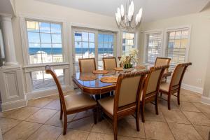 Fotografie z fotogalerie ubytování KD2, Grande Luxxe- Oceanfront, 11 BRs, Pool, Theater Rm, Elev, Game Rm v destinaci Kill Devil Hills