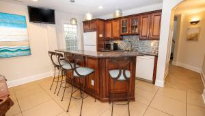 Kuchyň nebo kuchyňský kout v ubytování KD2, Grande Luxxe- Oceanfront, 11 BRs, Pool, Theater Rm, Elev, Game Rm