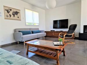 - un salon avec un canapé et une table basse dans l'établissement Ty Colo ✿ maison familiale classée, proche Brest, à Saint-Renan