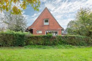 a brick house with a triangular roof at Heimathafen in Husum