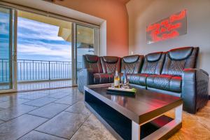 Гостиная зона в SecretJaco - Luxury Beach Front Penthouse with Pool & Jacuzzi