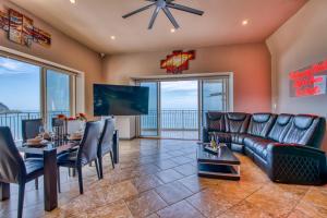 Гостиная зона в SecretJaco - Luxury Beach Front Penthouse with Pool & Jacuzzi