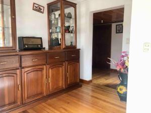 um quarto com um armário de madeira com um telefone em Cosita Linda - Departamento familiar 3 hab. em Cuenca