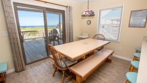 Rõdu või terrass majutusasutuses Semi-Oceanfront, Ocean Views, 200 ft to Beach access, Dogs Welcome, KD242, Fitzs Wave Watcher