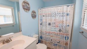 Vannituba majutusasutuses Semi-Oceanfront, Ocean Views, 200 ft to Beach access, Dogs Welcome, KD242, Fitzs Wave Watcher +19 fotot