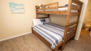 Voodi või voodid majutusasutuse Semi-Oceanfront, Ocean Views, 200 ft to Beach access, Dogs Welcome, KD242, Fitzs Wave Watcher toas