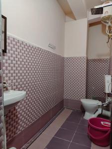 uma casa de banho com um WC e um lavatório em Yashav Homestay em Shillong