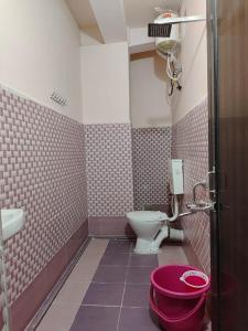 uma casa de banho com um WC e um lavatório em Yashav Homestay em Shillong