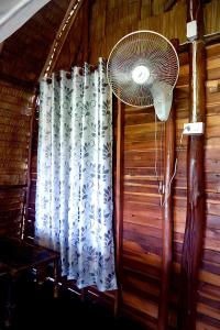 uma janela com uma cortina e uma ventoinha em Lanta Marina Resort By Mam&Mod em Ko Lanta