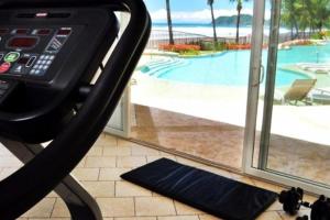 Фитнес-центр и/или тренажеры в SecretJaco - Luxury Beach Front Penthouse with Pool & Jacuzzi
