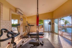 Фитнес-центр и/или тренажеры в SecretJaco - Luxury Beach Front Penthouse with Pool & Jacuzzi