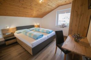 ein Schlafzimmer mit einem großen Bett und einer Holzdecke in der Unterkunft Ferienhaus Alois Navis in Navis