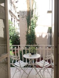 d'une terrasse avec une table et des chaises sur un balcon. dans l'établissement Santa Lucia Home, à Naples