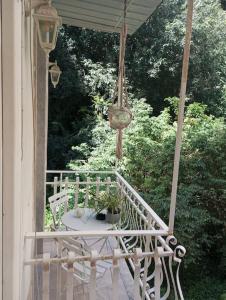 une terrasse couverte avec une table et une pendule. dans l'établissement Santa Lucia Home, à Naples