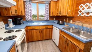 Köök või kööginurk majutusasutuses Oceanside, Private Pool, Ocean Views, Close to Beach, KD246, Fitzgerald