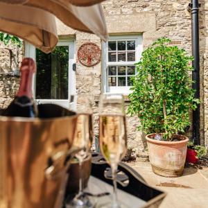 Zahrada ubytování Delightful Cotswold Cottage for two, Log Burner, Garden & Dog Friendly