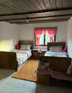 Ένα ή περισσότερα κρεβάτια σε δωμάτιο στο Etno kuća Milidrag