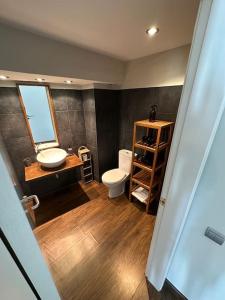 a bathroom with a sink and a toilet and a window at Luminoso y Céntrico Estudio, Llívia, Cerdanya in Llivia