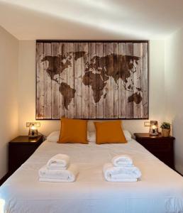 リヴィアにあるLuminoso y Céntrico Estudio, Llívia, Cerdanyaのベッドルーム1室(壁に地図を掲載したベッド1台付)