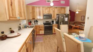 Η κουζίνα ή μικρή κουζίνα στο Soundside, Yard, Dogs Welcome, Patio with Firepit, KD326, The Turtle Nest