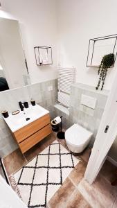 Affittacamere Casa Matilde في غالدو تادينو: حمام مع حوض ومرحاض