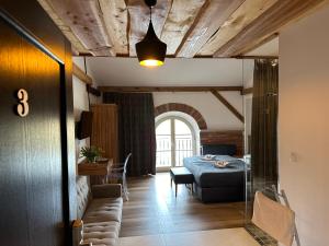 a living room with a bed and a dining room at Stary Folwark Machnice in Machnice