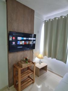 sala de estar con TV de pantalla plana en la pared en PRIME HOSPEDAGENS - Residencial Bellágio en São Luís