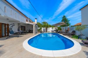 eine Villa mit Swimmingpool und Terrasse in der Unterkunft Villa Goldie in Polje