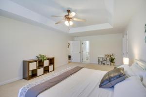 1 dormitorio blanco con ventilador de techo y 1 cama en Charming Martinez Home 7 Mi to Augusta National!, en Martinez