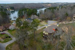 una vista aérea de una casa con un lago en Lakeview Retreat, en Oakwood