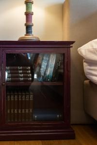een boekenplank met boeken in een kamer bij Het Oud Gemeentehuis-De Levensboom in Damme