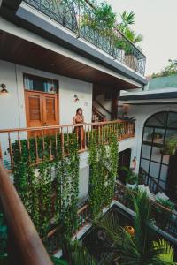 Ein Mann steht auf einem Balkon eines Hauses in der Unterkunft Amarla Boutique Hotel Casco Viejo in Panama-Stadt