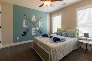 sypialnia z łóżkiem z napisem hokejowym na ścianie w obiekcie Hole in 1 w mieście Gainesville