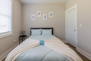 Un dormitorio con una cama con un lazo azul. en Just For Kicks, en Gainesville