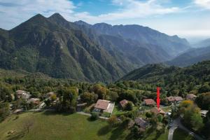 - une vue aérienne sur une maison dans les montagnes dans l'établissement Chalet "Baita Cavacca", à Crone