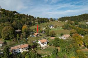 eine Luftansicht eines Hauses auf einem Hügel in der Unterkunft Chalet "Baita Cavacca" in Crone
