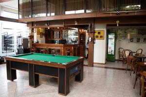 a pool table in the middle of a room at Hotel Flat Petras Residence in Curitiba