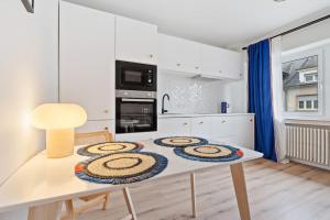 - une cuisine avec une table entourée de cercles dans l'établissement Contemporain 1BR Rétro Chic Quartier Bonnevoie, à Luxembourg