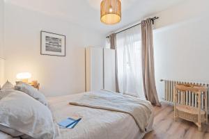 une chambre avec un lit et une fenêtre dans l'établissement Contemporain 1BR Rétro Chic Quartier Bonnevoie, à Luxembourg 16 autres photos